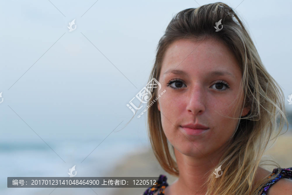 迷人的金發(fā)女孩在海灘上