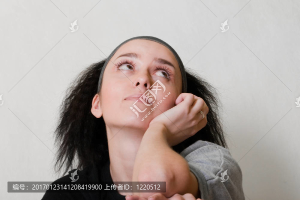 女孩在灰色的