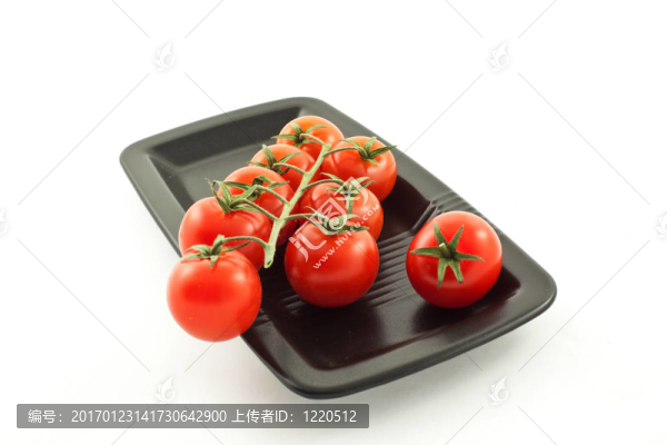 黑色盤子上的番茄