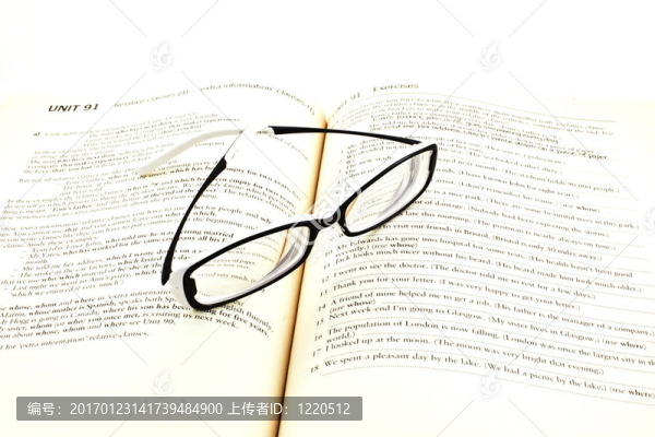 打開書上的眼鏡