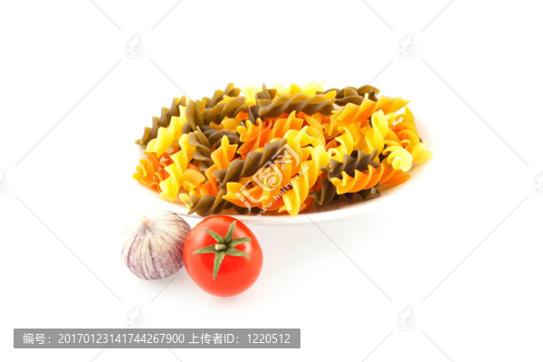 五彩的面食；一個番茄和大蒜