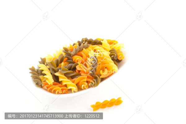 五彩面條在白色背景