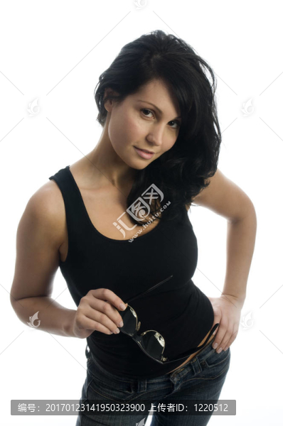 性感的年輕女人戴著太陽鏡