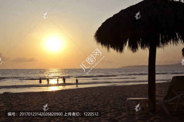 在日落時玩沖浪