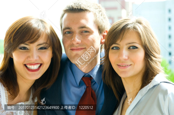 一群微笑的商人