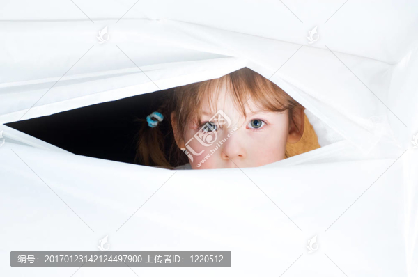 眼睛是靈魂的鏡子。一個年輕的女孩看著你。
