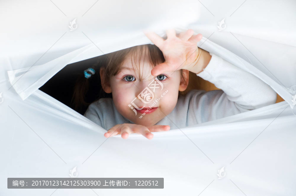 眼睛是靈魂的鏡子。一個年輕的女孩看著你。