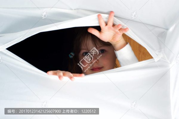 眼睛是靈魂的鏡子。一個(gè)年輕的女孩看著你。