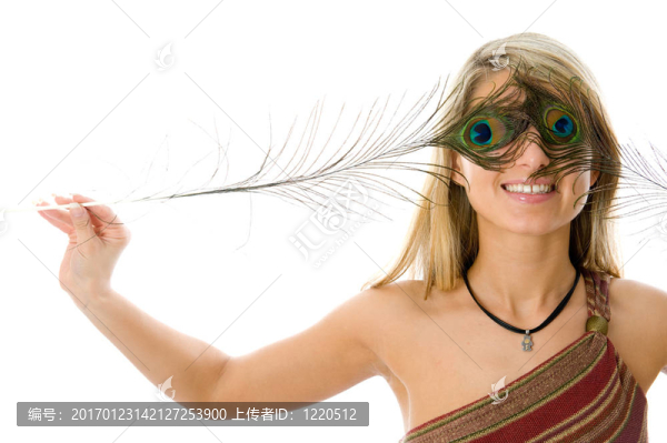 用美麗的微笑描繪驚訝的女孩；孔雀的羽毛閉上眼睛
