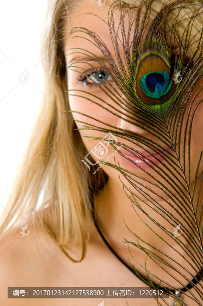 驚訝女孩帶著美麗的微笑；孔雀一只羽毛閉上眼睛