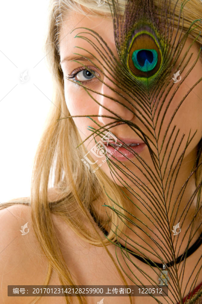 驚訝的女孩張開嘴；孔雀一只羽毛閉上眼睛