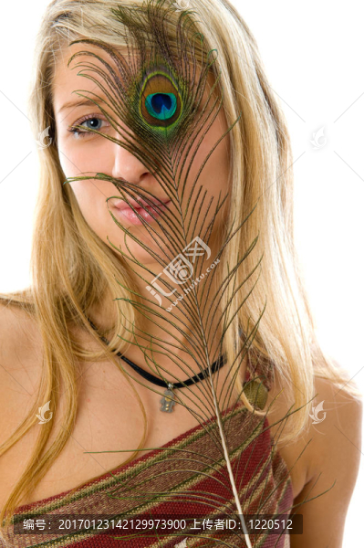 美女用孔雀羽毛畫的女孩。