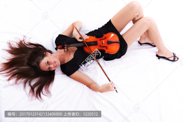 美麗的黑發(fā)女孩小提琴放置在地板上