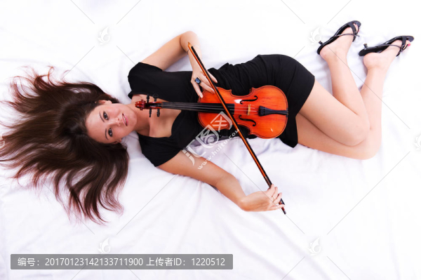 美麗的黑發(fā)女孩小提琴放置在地板上
