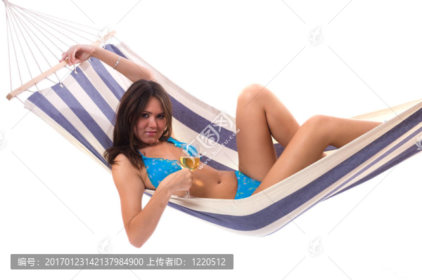 性感的女人穿著比基尼放松吊床