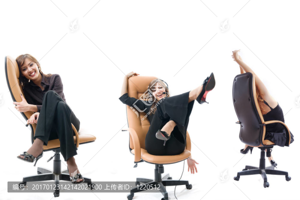 一個(gè)年輕的日本婦女坐在辦公室扶手椅上。孤立的白色
