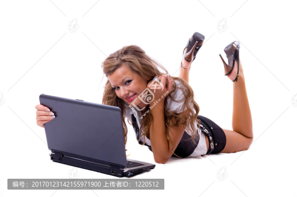 美麗性感的女人躺在地板上。