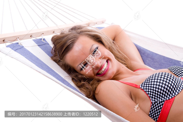 性感的女人穿著比基尼放松吊床
