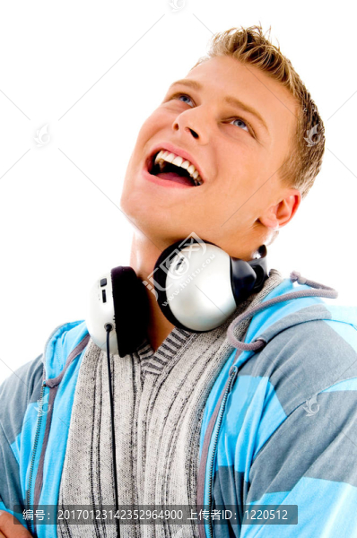 戴著耳機(jī)的男人在他的脖子上