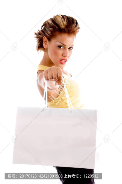 站著的女人展示購物袋
