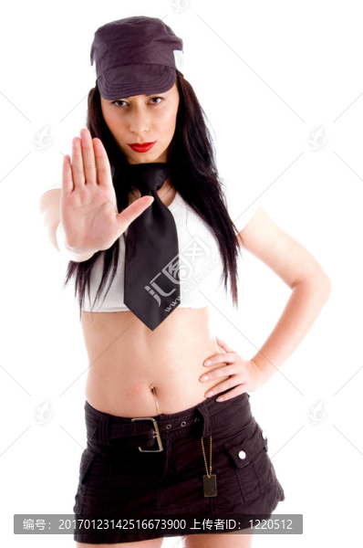 年輕模特擺著時髦的服裝