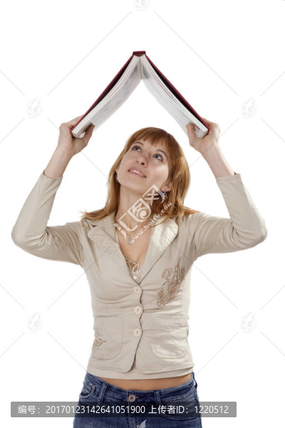 年輕女子讀書白背景