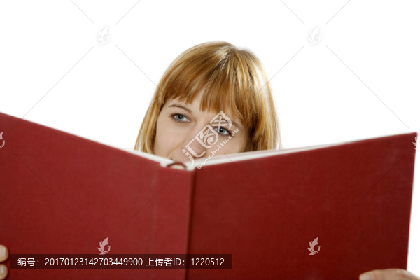 年輕女子讀書白背景
