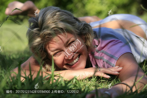 女人在草