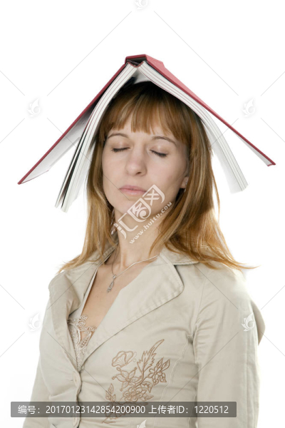 年輕女子讀書白背景