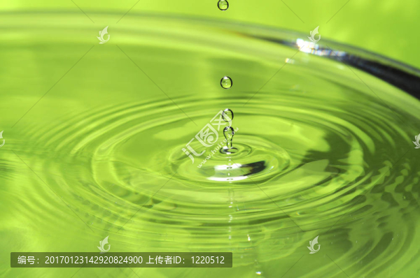 水面上的水滴和漣漪
