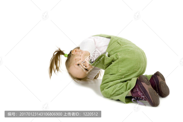 穿綠色褲子的小女孩