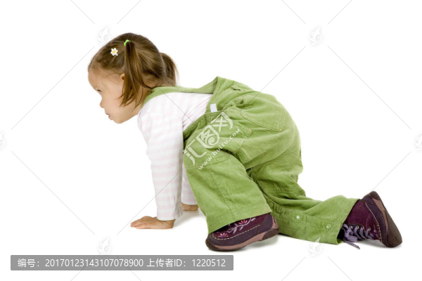 穿綠色褲子的小女孩