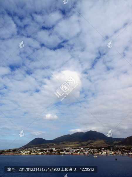 多云的天空在圣基茨