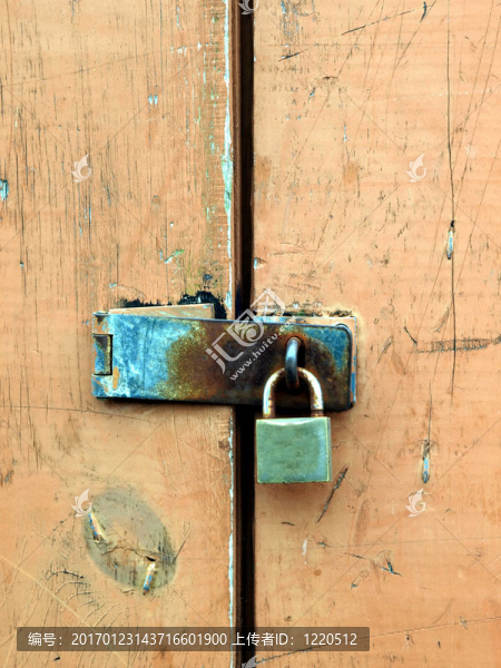 Rusty,padlock和搭扣風化漆的門