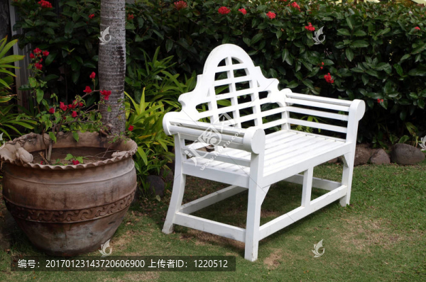 和平花園里的白色長椅