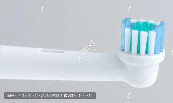 在白色背景牙刷特寫(xiě)