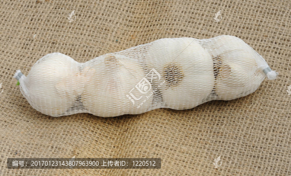 在粗麻布特寫大蒜