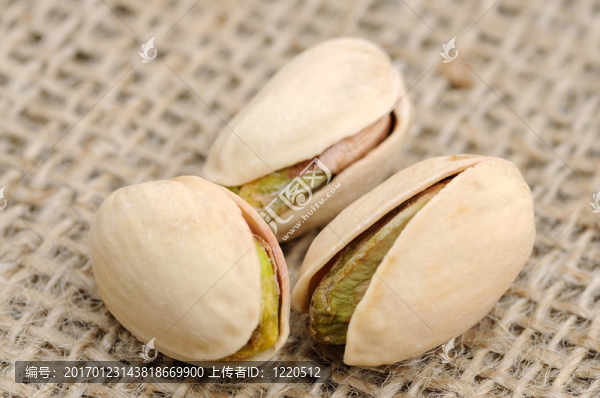 三開心果在粗麻布