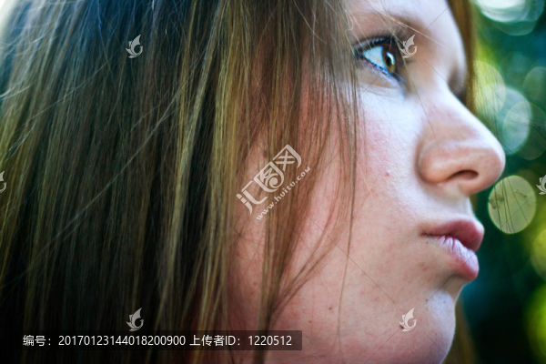 年輕漂亮的女人