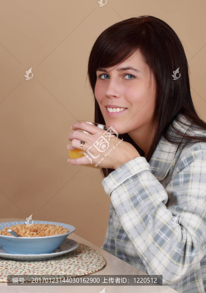 女孩吃早餐-匯圖網(wǎng) www.fosd68.com 女孩吃早餐