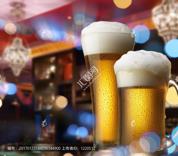 酒吧柜臺(tái)上的啤酒