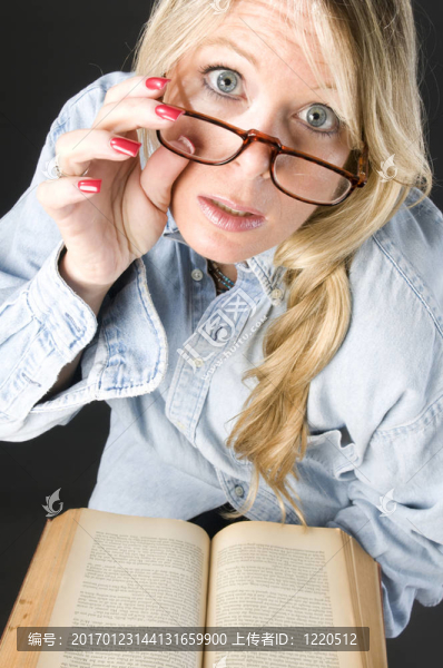 漂亮漂亮的金發(fā)女人特寫眼鏡看書