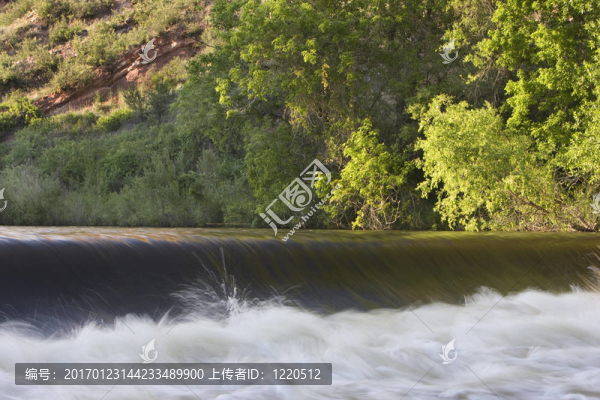導(dǎo)流壩和白水和水花