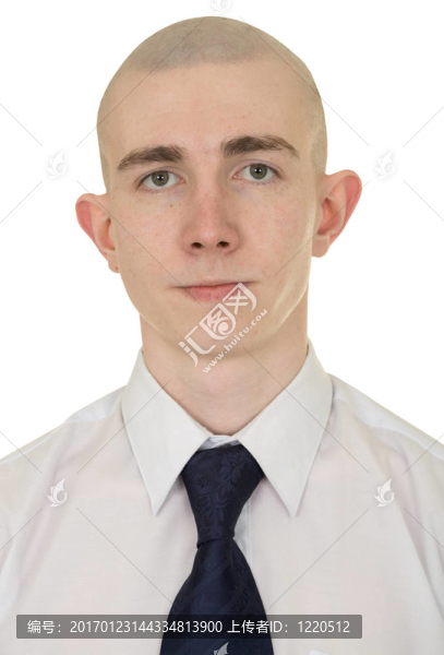 白人背景下的年輕人肖像