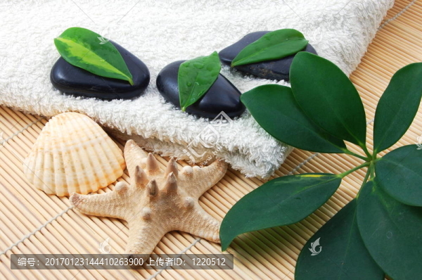 foldet白色浴巾和石頭禪