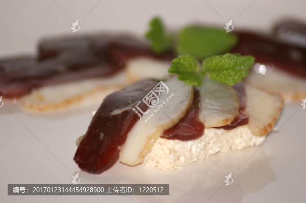 煙熏鵝胸切成片