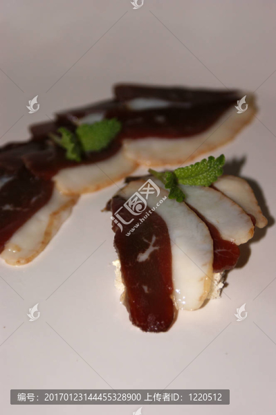 煙熏鵝胸切成片