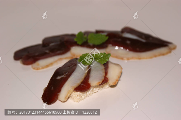 煙熏鵝胸切成片