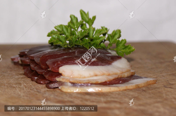 煙熏鵝胸切成片