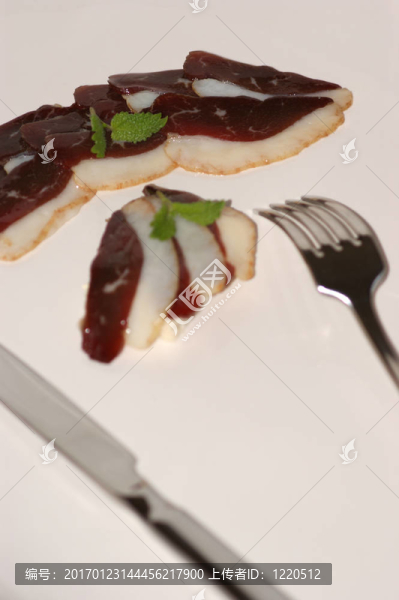 煙熏鵝胸切成片